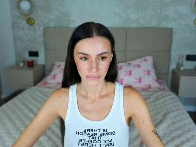 SnowWhiteee webcam