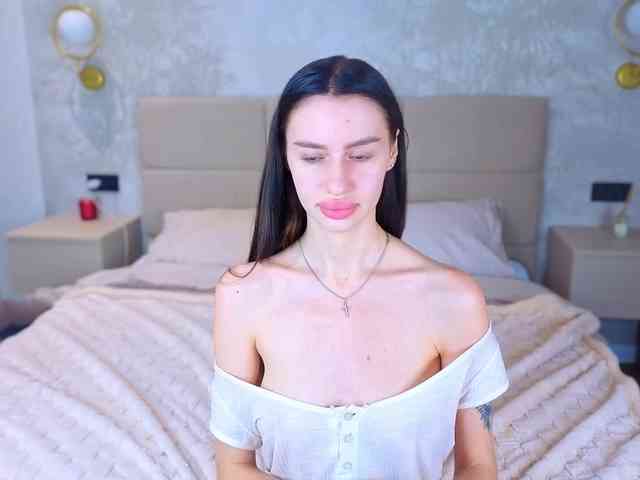 SnowWhiteee webcam