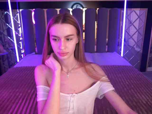 SnowWhiteee webcam