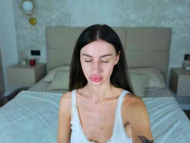 SnowWhiteee webcam