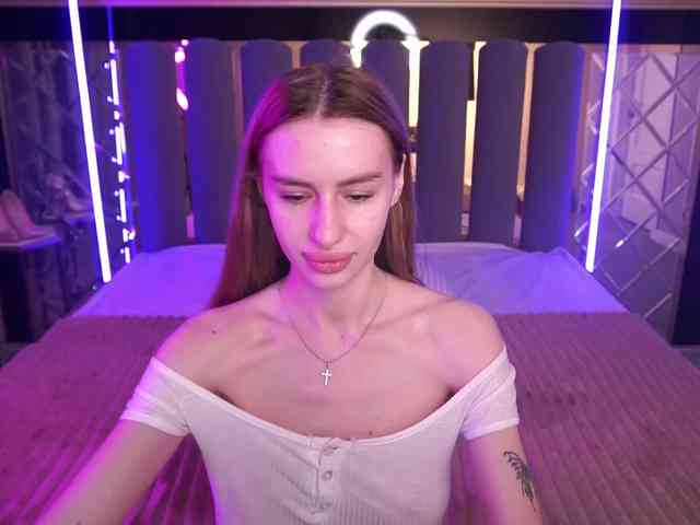 SnowWhiteee webcam