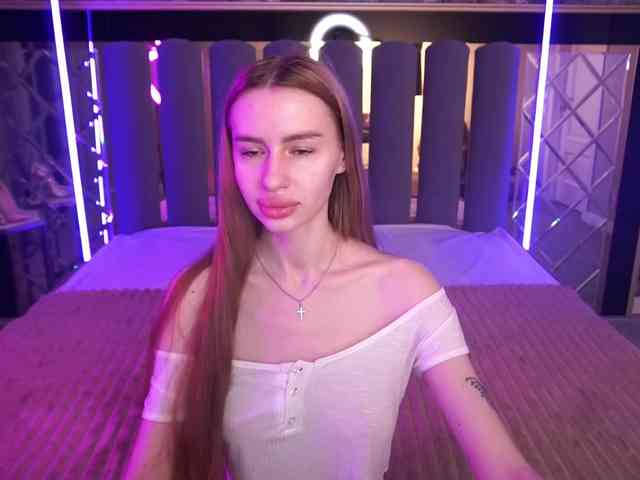 SnowWhiteee webcam