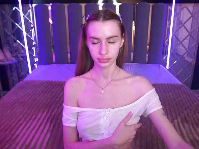 SnowWhiteee webcam