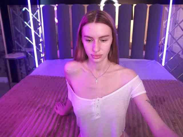 SnowWhiteee webcam