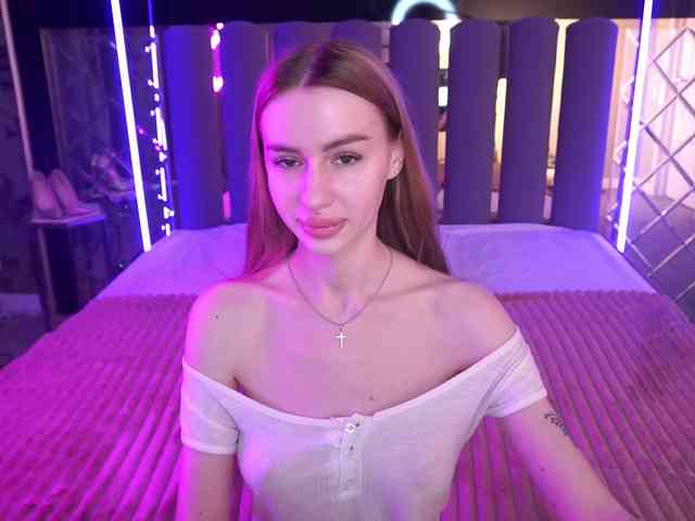 SnowWhiteee webcam