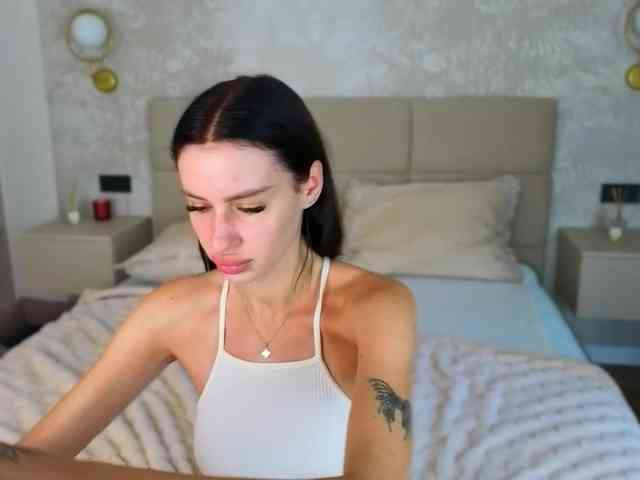 SnowWhiteee webcam