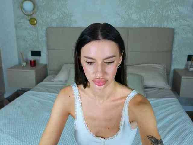 SnowWhiteee webcam