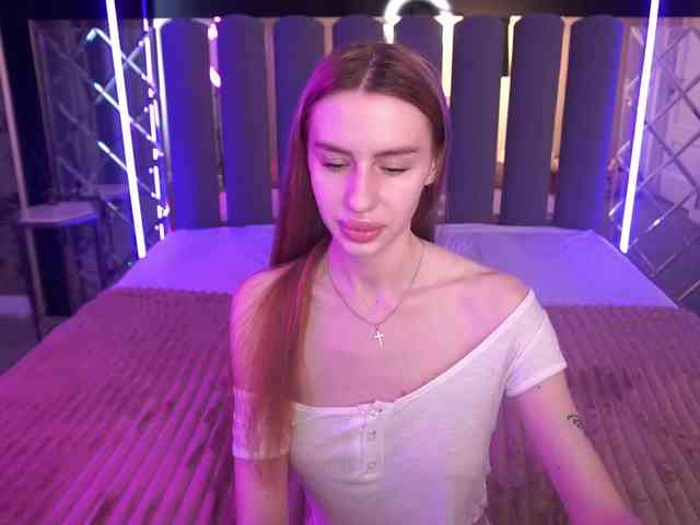 SnowWhiteee webcam