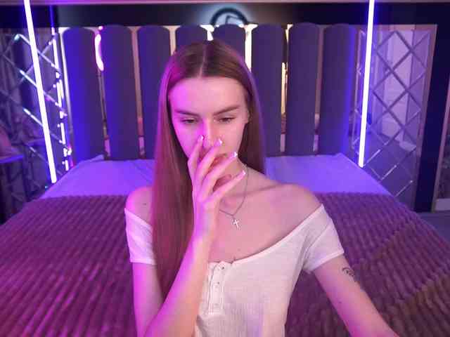 SnowWhiteee webcam