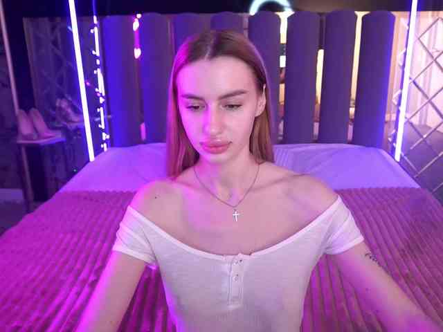 SnowWhiteee webcam