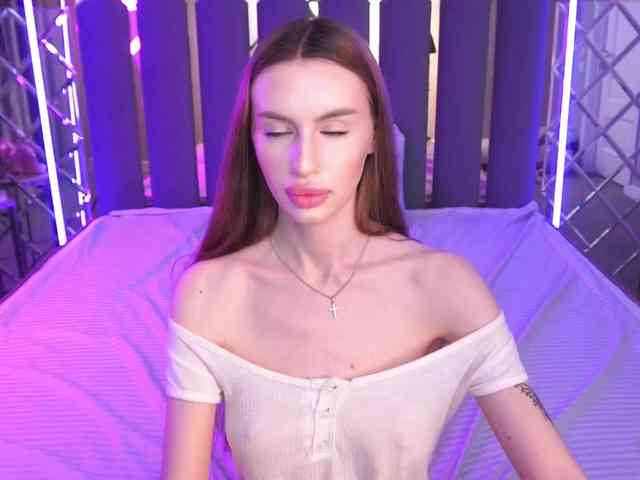 SnowWhiteee webcam