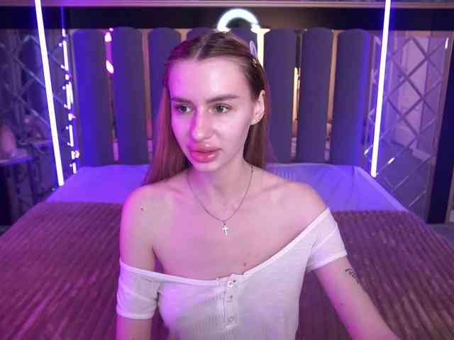 SnowWhiteee webcam