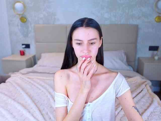 SnowWhiteee webcam