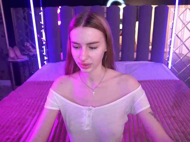 SnowWhiteee webcam