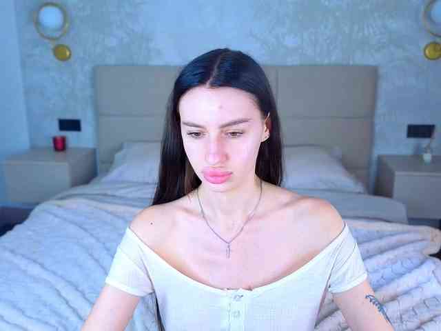 SnowWhiteee webcam