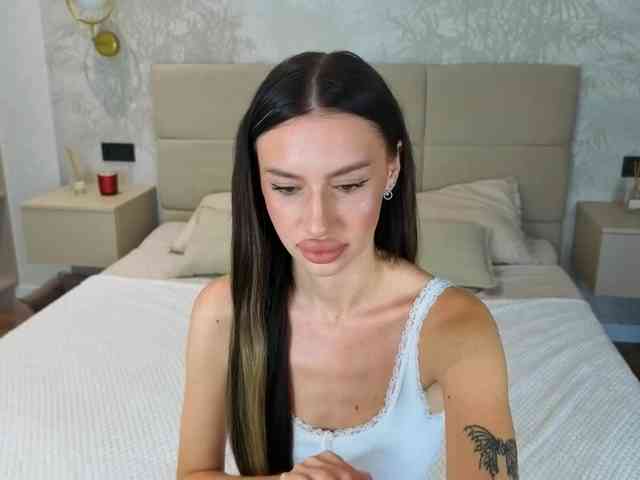 SnowWhiteee webcam