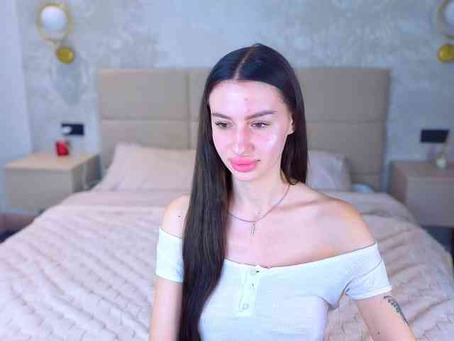 SnowWhiteee webcam