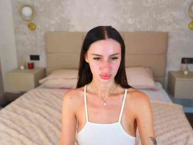 SnowWhiteee webcam