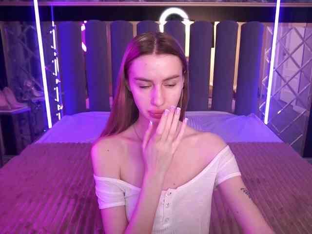 SnowWhiteee webcam