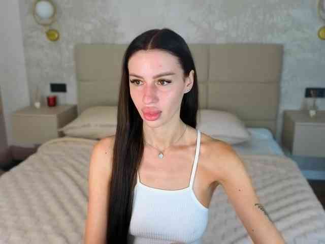 SnowWhiteee webcam