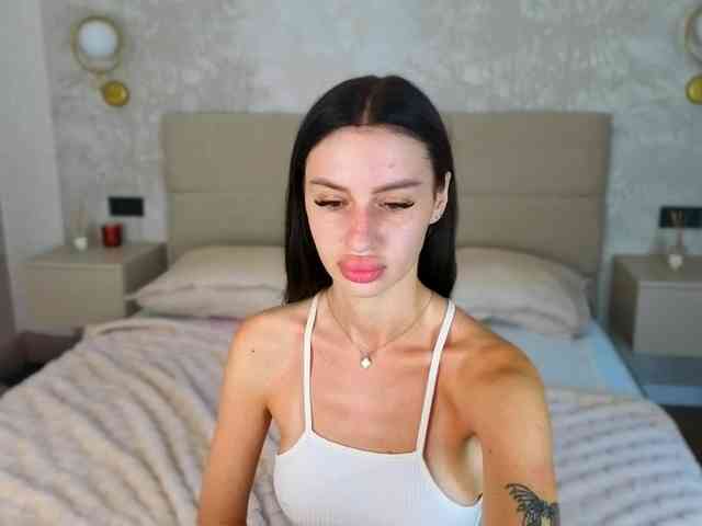 SnowWhiteee webcam