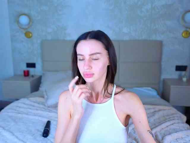 SnowWhiteee webcam