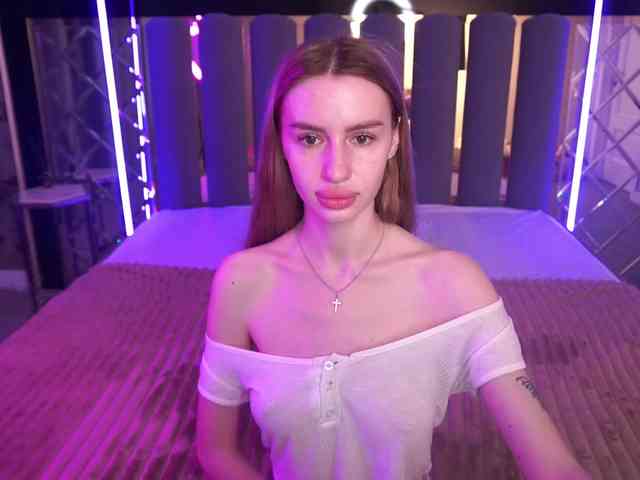 SnowWhiteee webcam