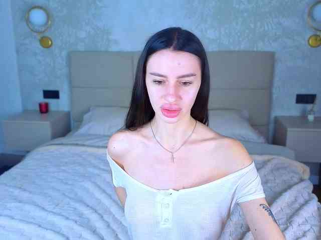 SnowWhiteee webcam