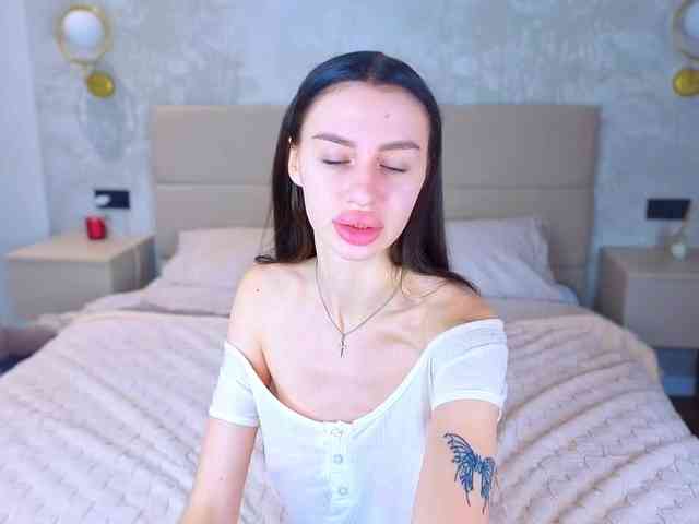 SnowWhiteee webcam