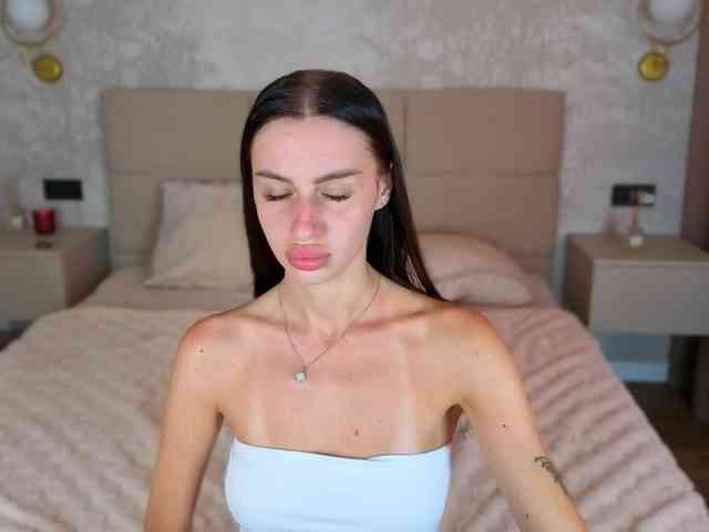 SnowWhiteee webcam