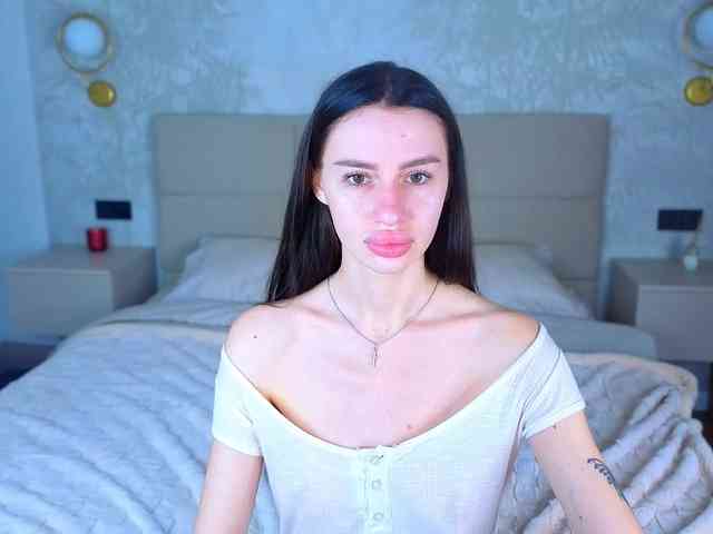 SnowWhiteee webcam