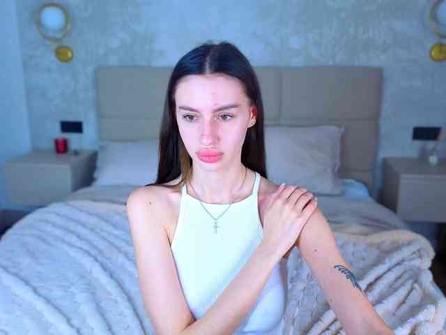 SnowWhiteee webcam