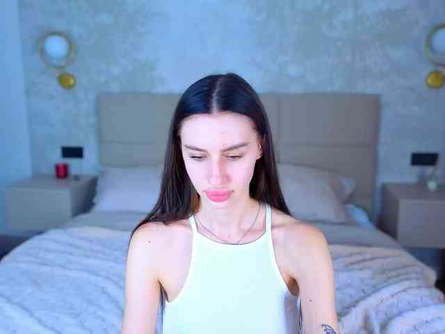 SnowWhiteee webcam