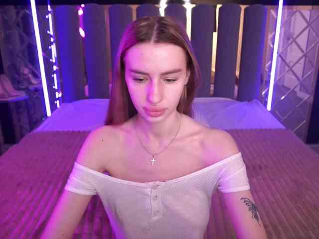 SnowWhiteee webcam