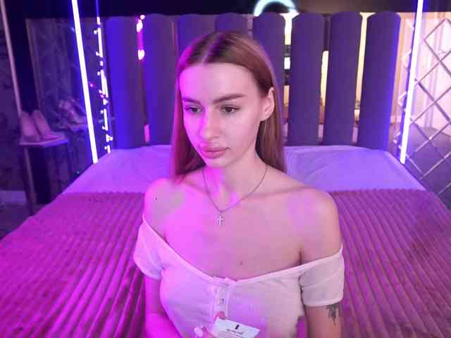 SnowWhiteee webcam