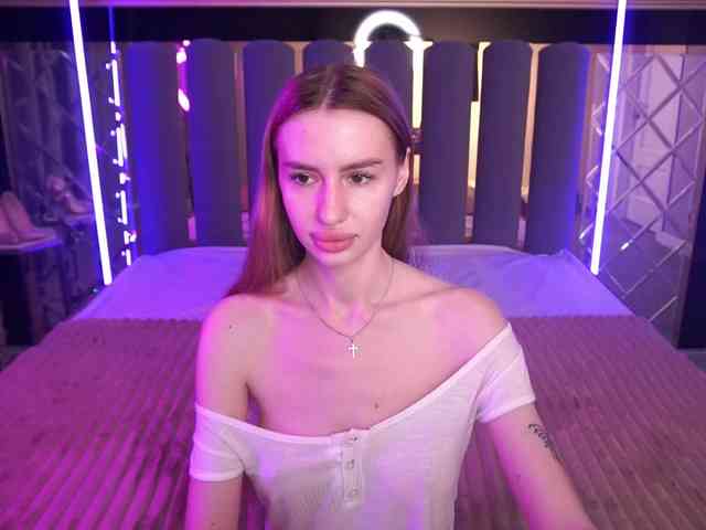 SnowWhiteee webcam