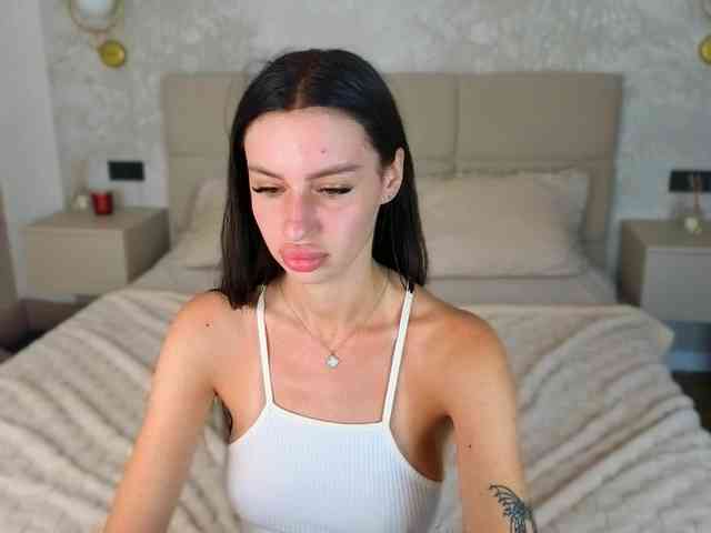 SnowWhiteee webcam