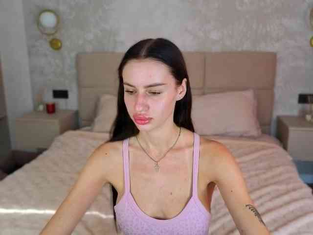 SnowWhiteee webcam