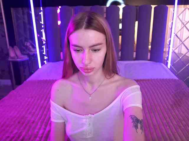 SnowWhiteee webcam