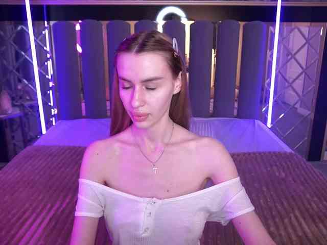SnowWhiteee webcam