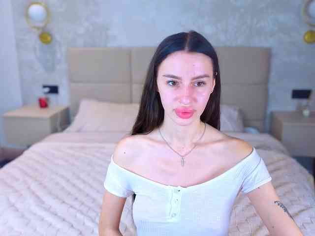 SnowWhiteee webcam