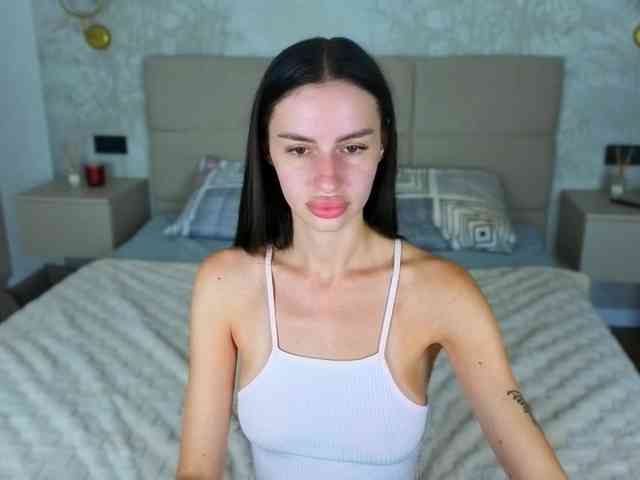 SnowWhiteee webcam