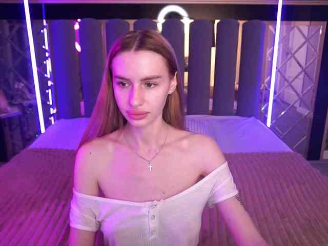 SnowWhiteee webcam