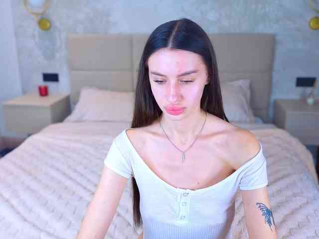 SnowWhiteee webcam