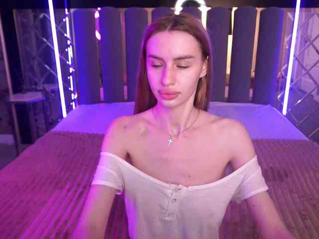 SnowWhiteee webcam