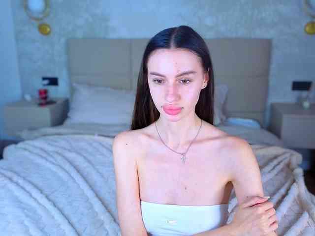 SnowWhiteee webcam