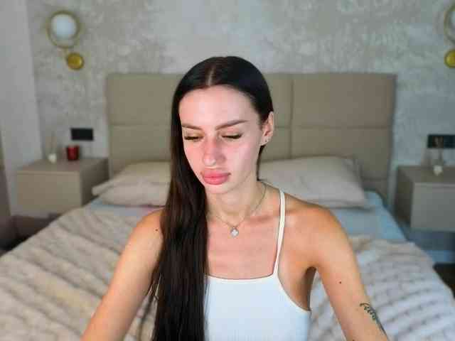SnowWhiteee webcam