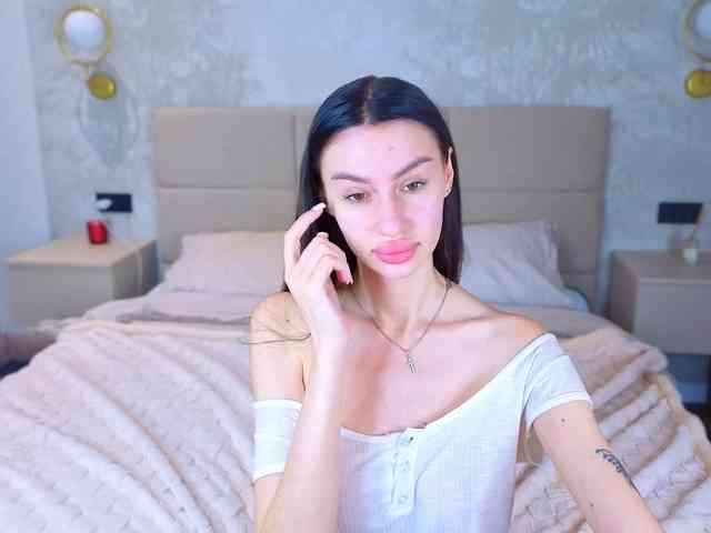 SnowWhiteee webcam