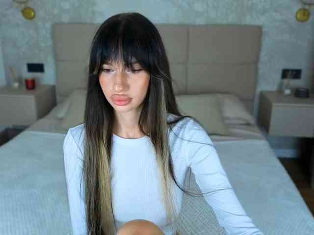 SnowWhiteee webcam