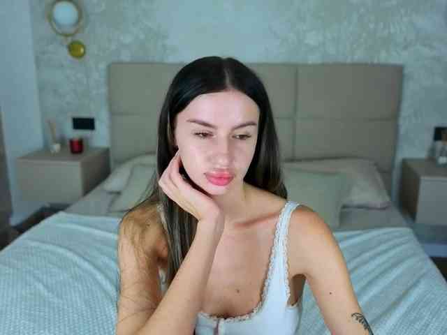 SnowWhiteee webcam